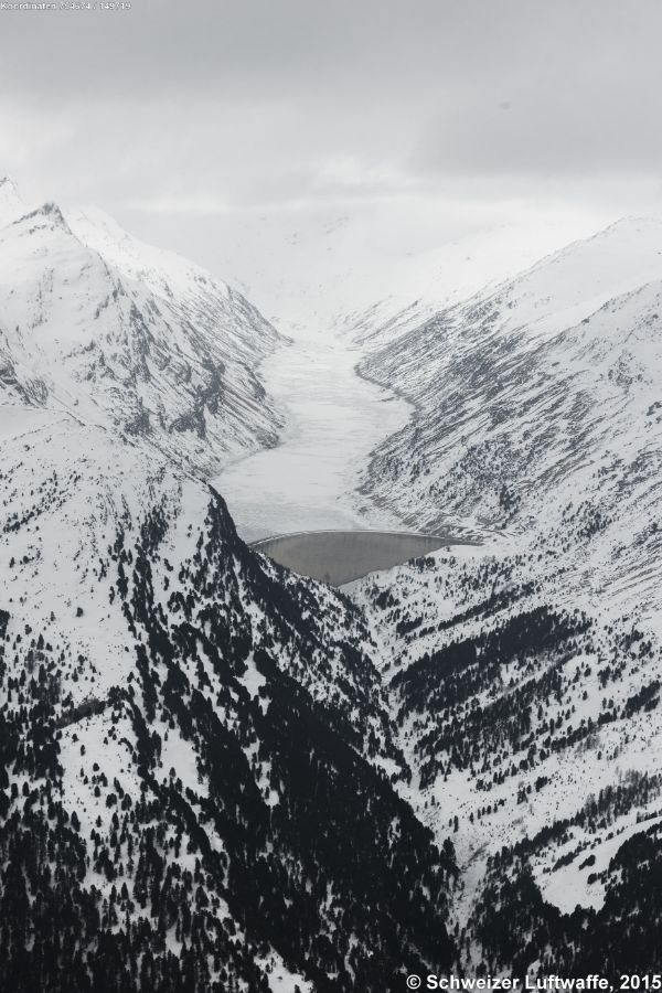 Lago die Lej (Position 2'754'672.34, 1'149'772.27), Blick Richtung S. Der Stausee liegt in Italien, westlich des Avers, die Staumauer gehört zur Schweizer Gemeinde Ferrera. Der See ist 8 km lang; die Anlagen gehören den Kraftwerken Hinterrhein, Leistung: 185 MW.- Bemerkenswert: der Abfluss (Reno di Lei) gelangt via Bodensee zur Nordsee.